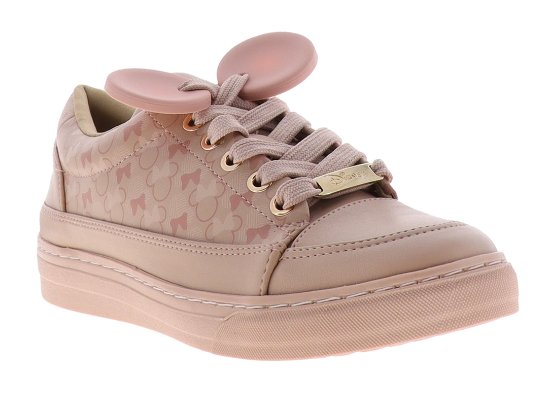 Tenis color nude con estampado y adornos circulares sobre las agujetas.