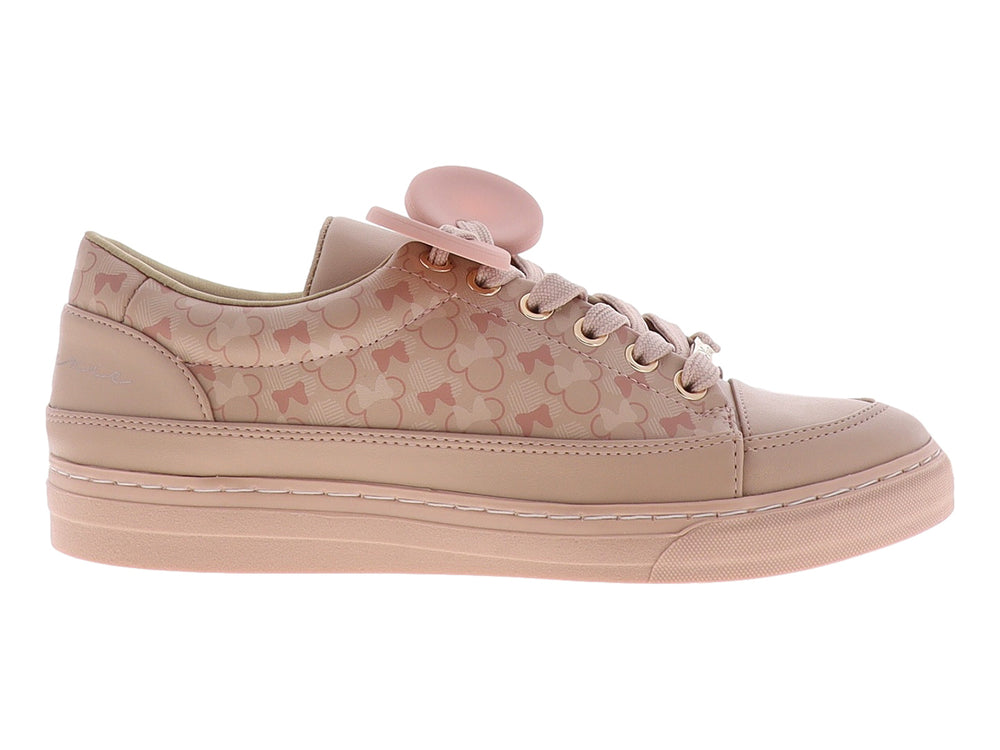 Tenis color nude con estampado y adornos circulares sobre las agujetas.