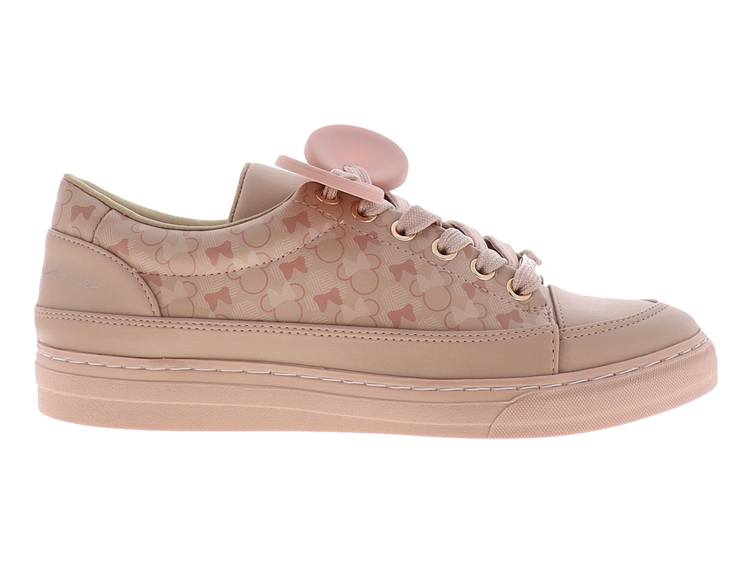 Tenis color nude con estampado y adornos circulares sobre las agujetas.