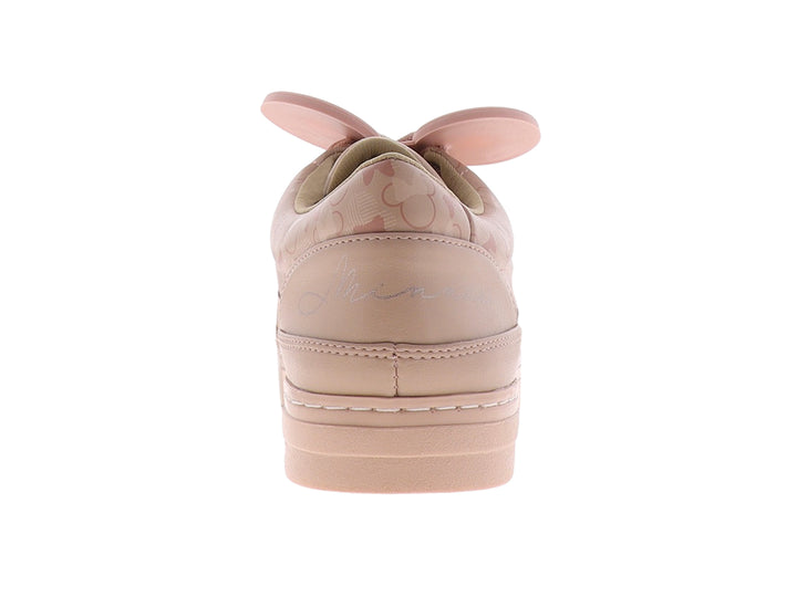 Tenis color nude con estampado y adornos circulares sobre las agujetas.
