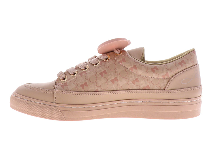 Tenis color nude con estampado y adornos circulares sobre las agujetas.