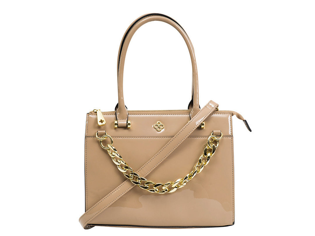 Bolso de hombro Jaime Ibiza en color natural con acabado de charol brillante y detalle de cadena dorada.