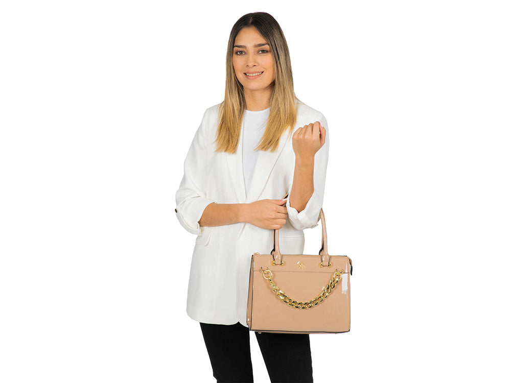 Bolso de hombro Jaime Ibiza en color natural con acabado de charol brillante y detalle de cadena dorada.