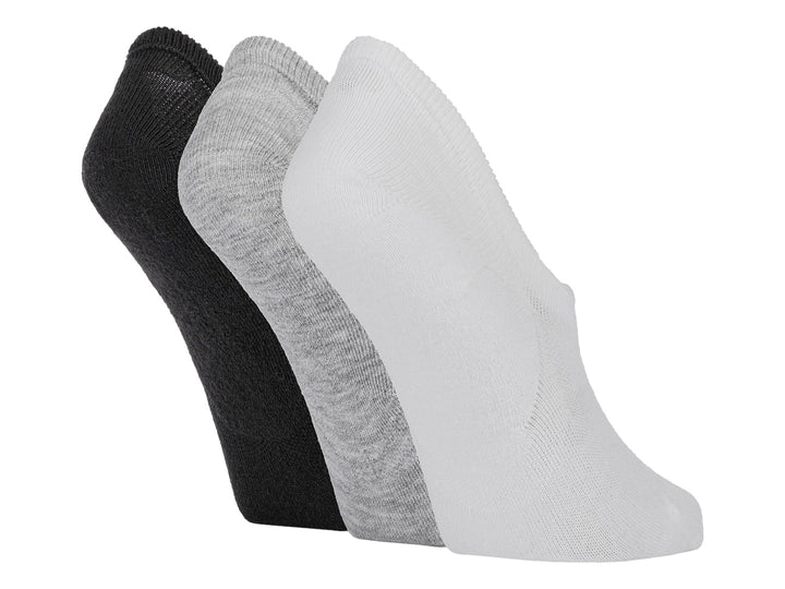 Paquete de tres pares de calcetines Under Armour invisibles en colores blanco, gris y negro.