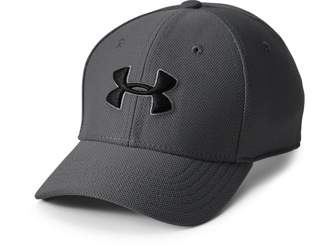 Gorra deportiva Under Armour en color gris grafito con logotipo negro frontal y visera curva.