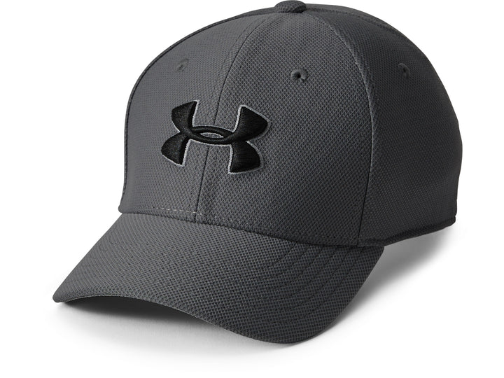 Gorra deportiva Under Armour en color gris grafito con logotipo negro frontal y visera curva.