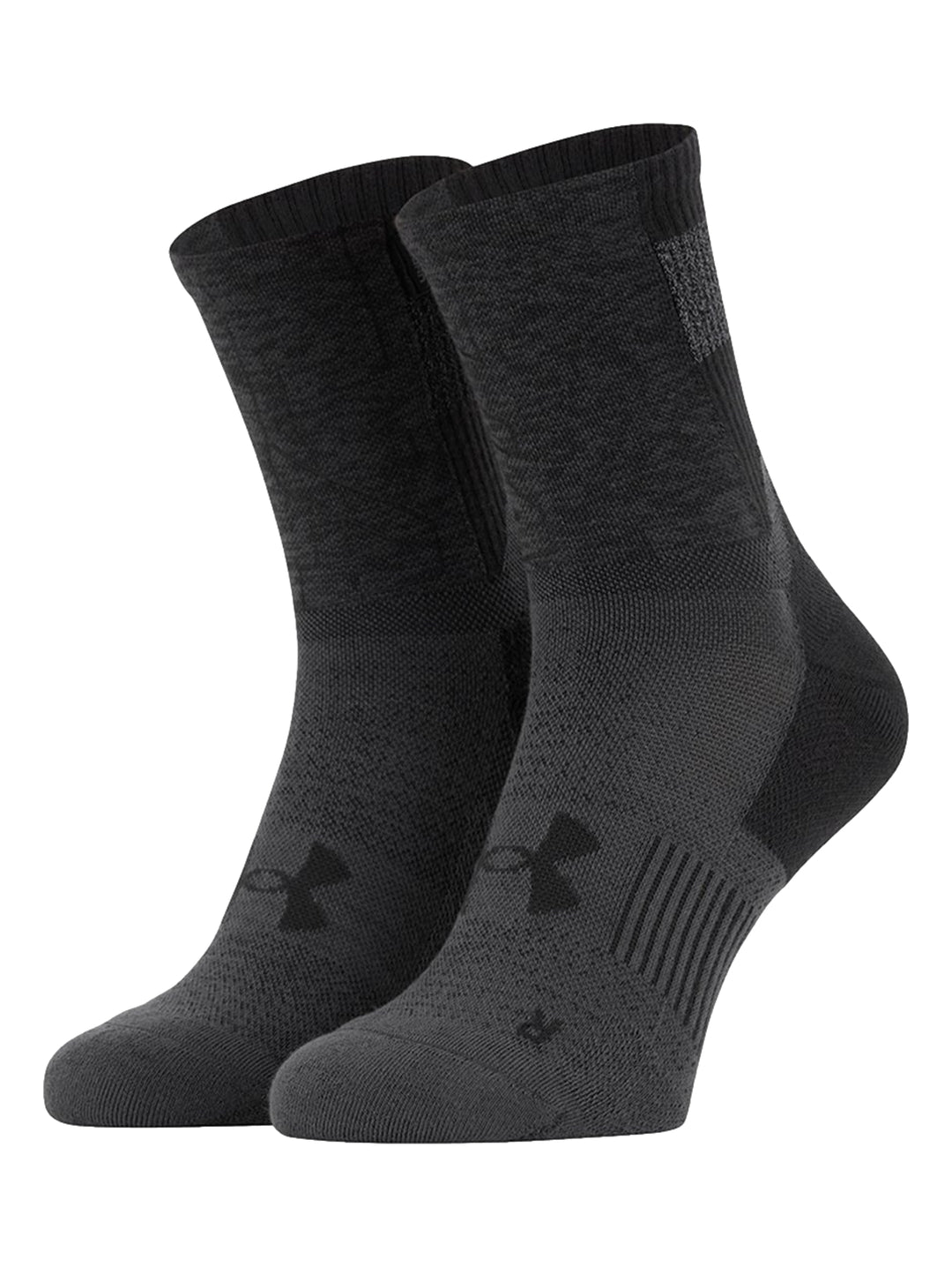 Par de calcetines deportivos Under Armour en colores negro y gris oscuro, longitud mid-crew.
