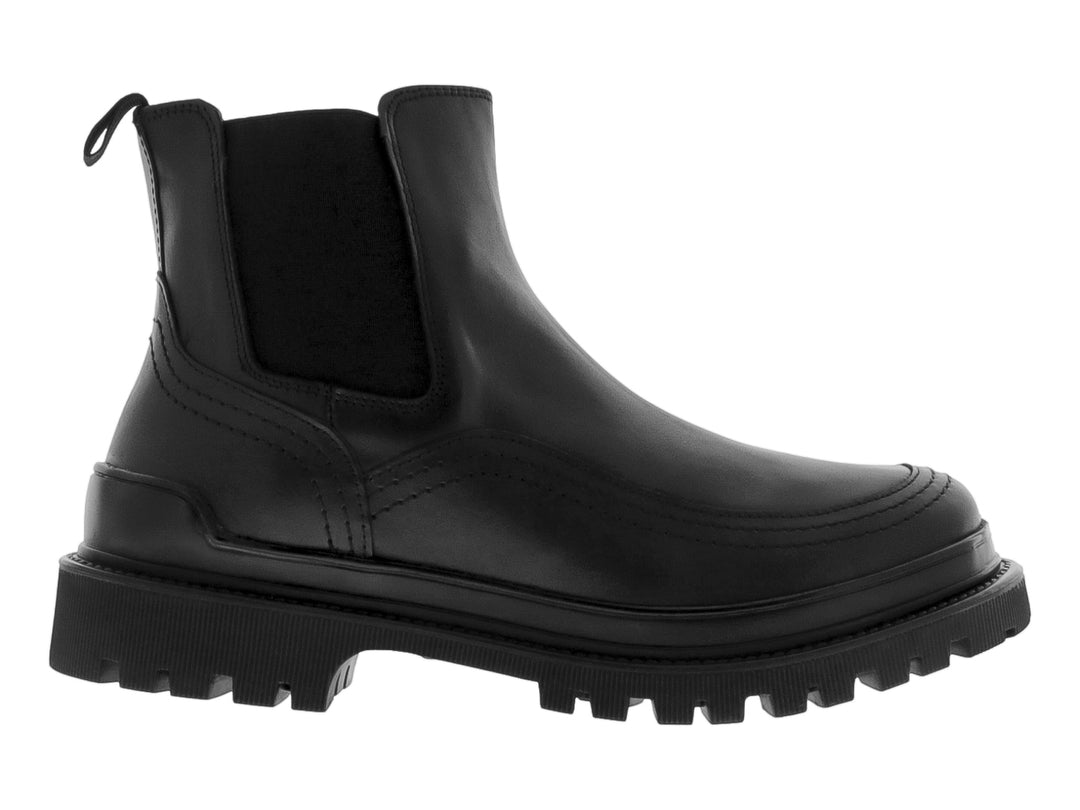 Bota negra de cuero estilo Chelsea con suela track gruesa y dentada.