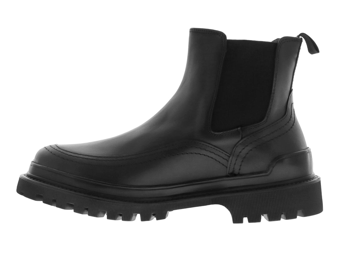 Bota negra de cuero estilo Chelsea con suela track gruesa y dentada.