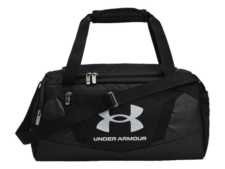 Maleta deportiva Under Armour Undeniable 5.0 color negro con logotipo plateado y correa ajustable.