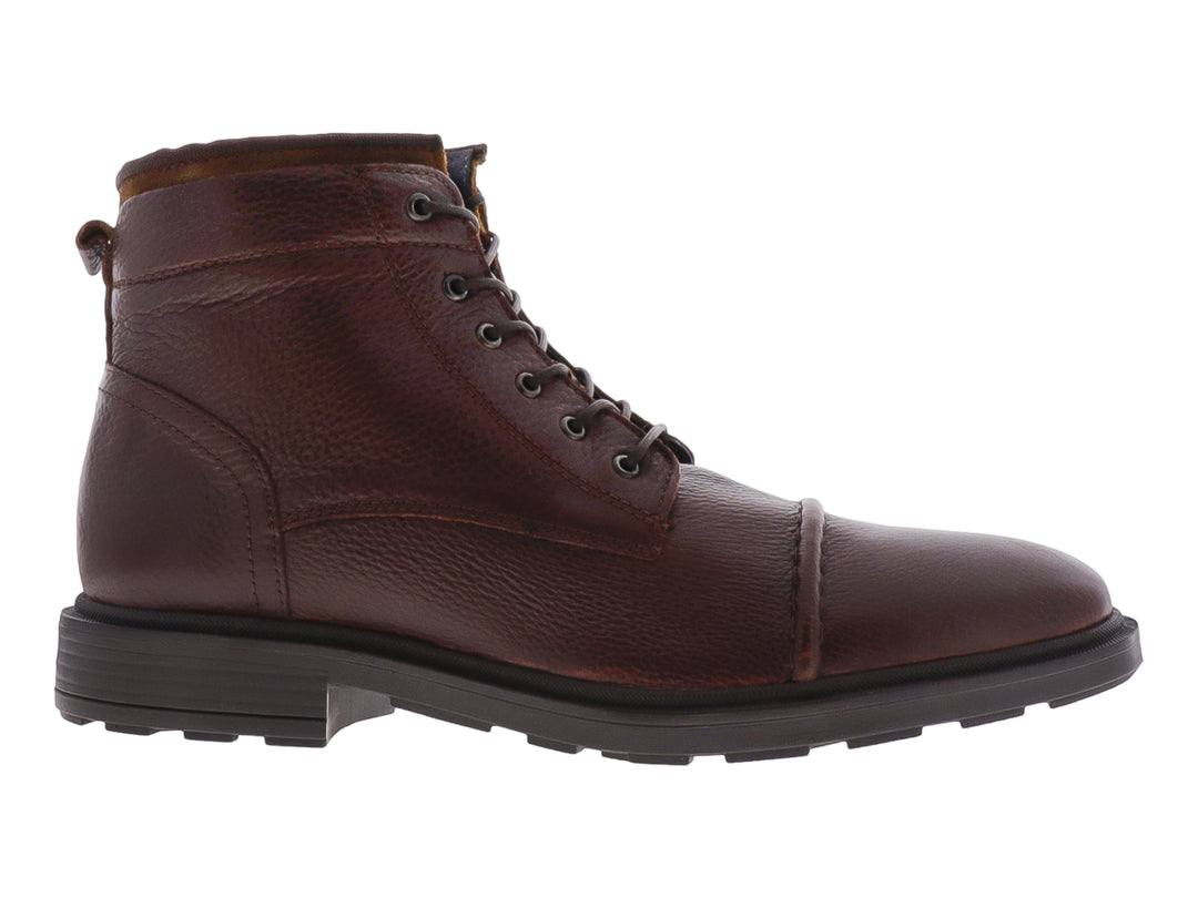 Bota de cuero marrón con cordones y suela oscura.