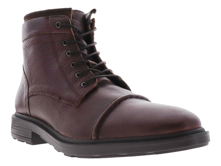 Bota de cuero marrón con cordones y suela oscura.