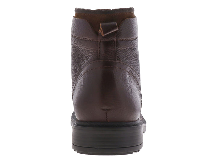 Bota de cuero marrón con cordones y suela oscura.
