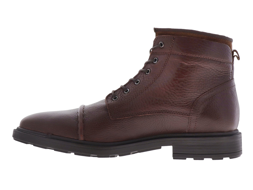 Bota de cuero marrón con cordones y suela oscura.