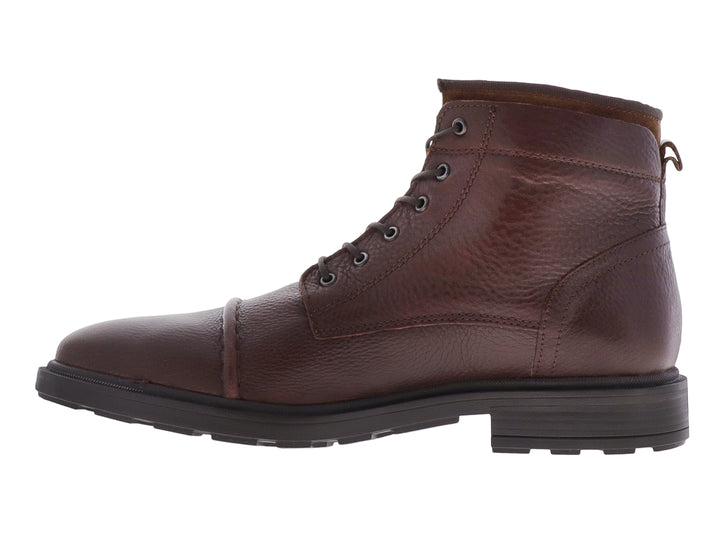 Bota de cuero marrón con cordones y suela oscura.
