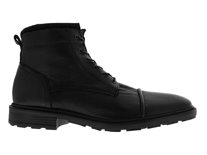 Bota de cuero color negro con agujetas y suela dentada.