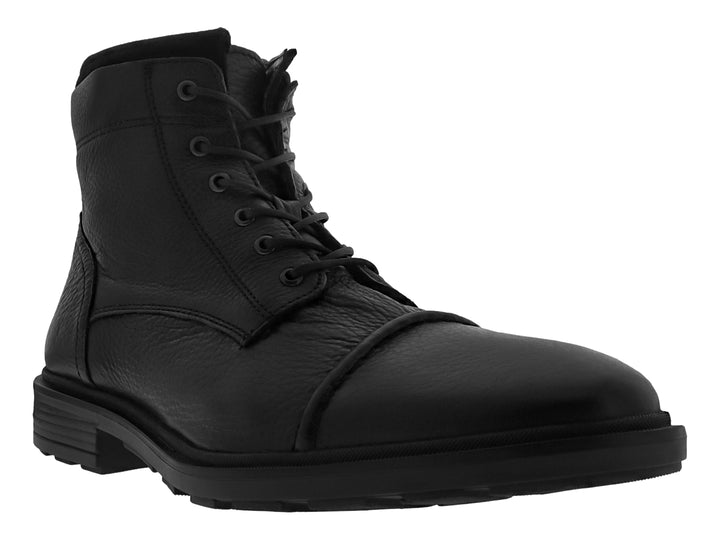 Bota de cuero color negro con agujetas y suela dentada.