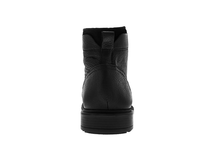 Bota de cuero color negro con agujetas y suela dentada.