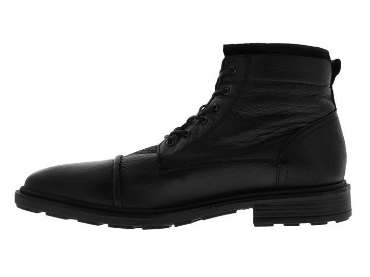 Bota de cuero color negro con agujetas y suela dentada.