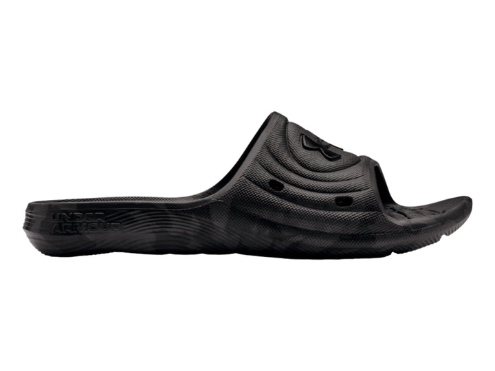 Sandalia Under Armour UA M Locker en color negro con patrón de camuflaje gris, diseño deportivo y ergonómico.