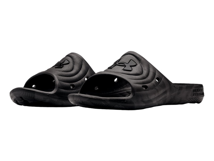 Sandalia Under Armour UA M Locker en color negro con patrón de camuflaje gris, diseño deportivo y ergonómico.