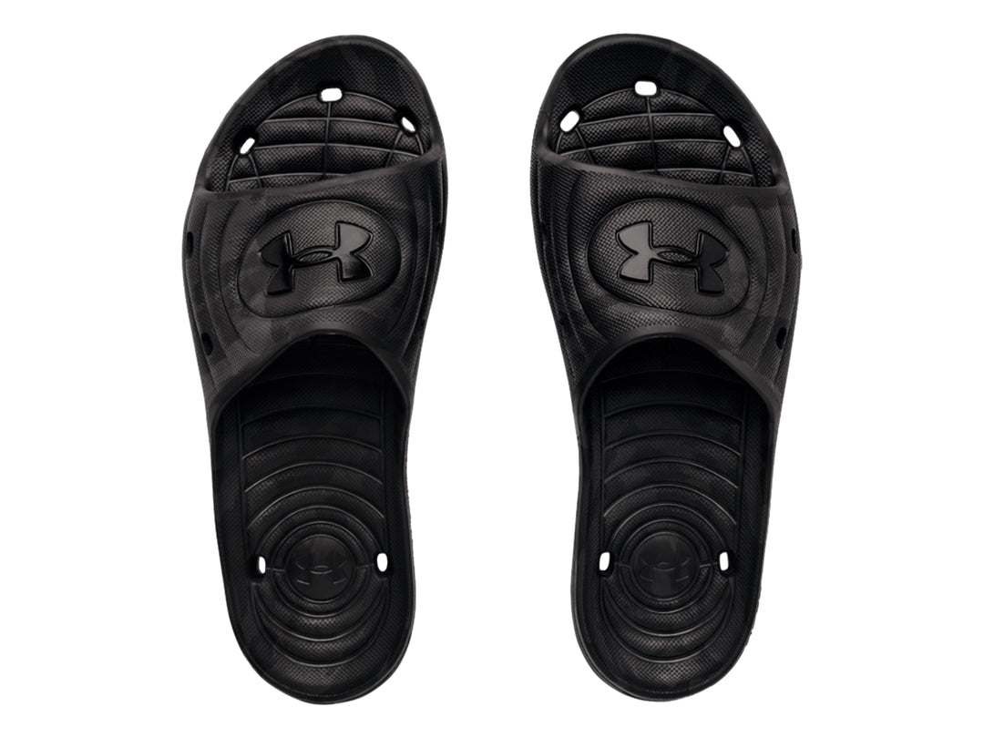 Sandalia Under Armour UA M Locker en color negro con patrón de camuflaje gris, diseño deportivo y ergonómico.