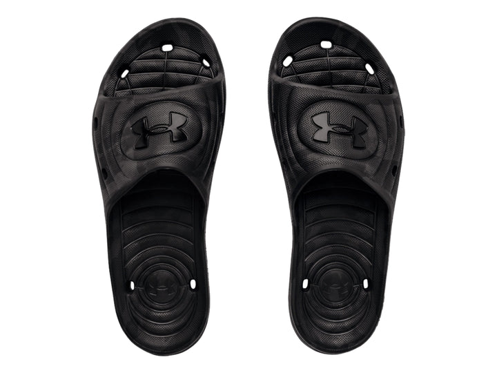 Sandalia Under Armour UA M Locker en color negro con patrón de camuflaje gris, diseño deportivo y ergonómico.