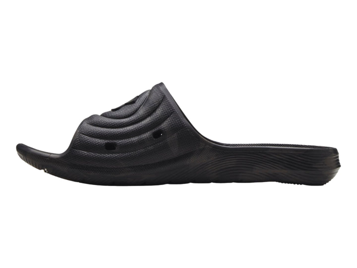 Sandalia Under Armour UA M Locker en color negro con patrón de camuflaje gris, diseño deportivo y ergonómico.