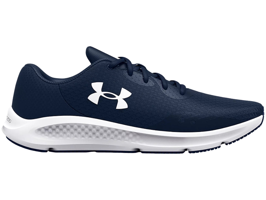 Tenis deportivos Under Armour color azul marino con suela blanca y logotipo blanco lateral.