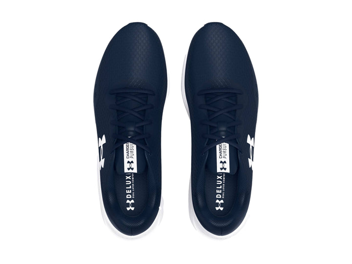 Tenis deportivos Under Armour color azul marino con suela blanca y logotipo blanco lateral.