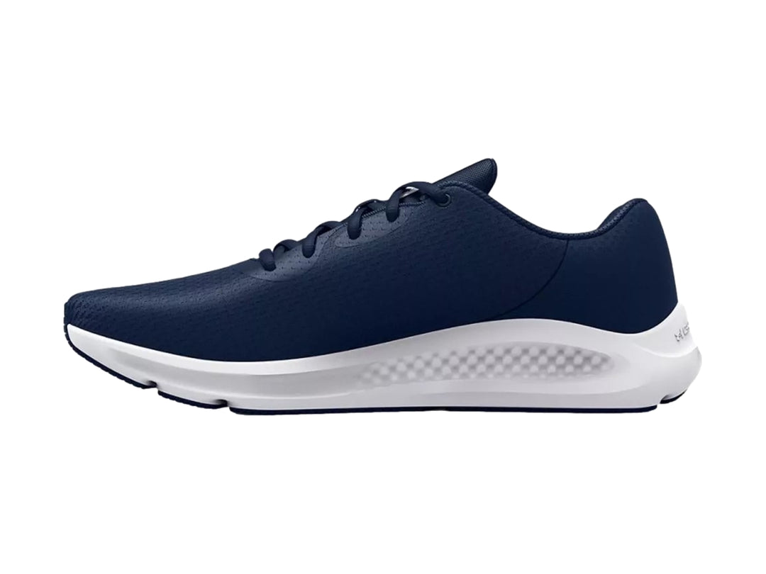 Tenis deportivos Under Armour color azul marino con suela blanca y logotipo blanco lateral.