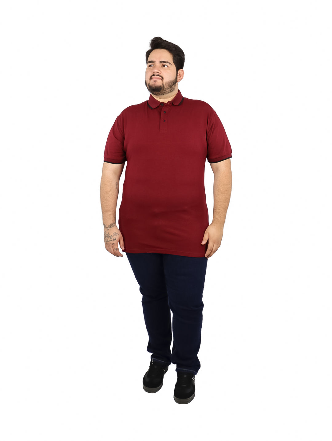 Hombre vistiendo una playera polo color vino con detalles negros en el cuello y mangas.