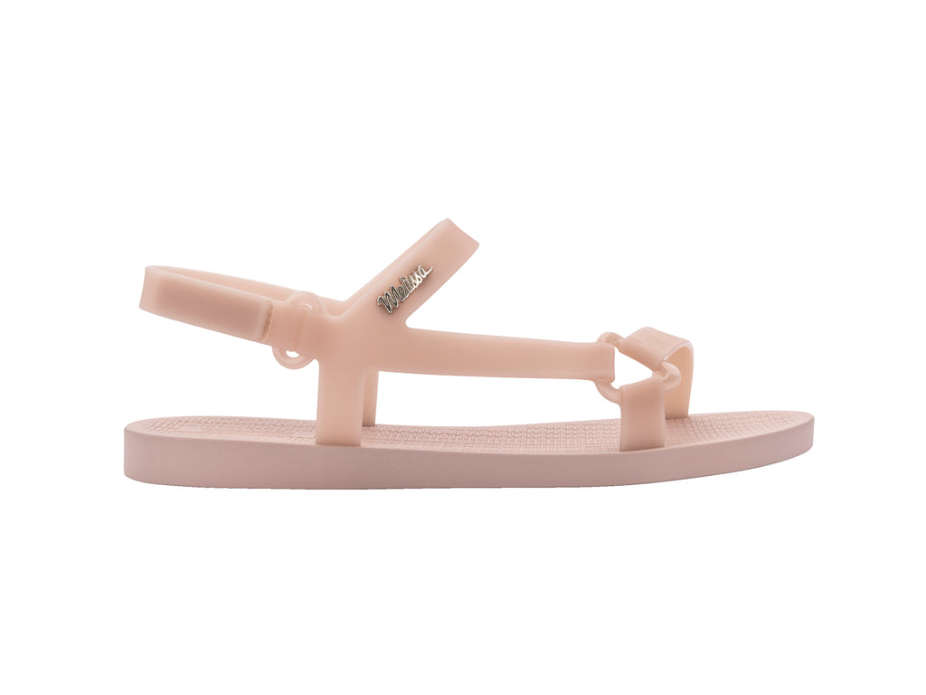 Par de sandalias Melissa color rosa oscuro con diseño de tiras y cierre en el tobillo sobre fondo blanco.