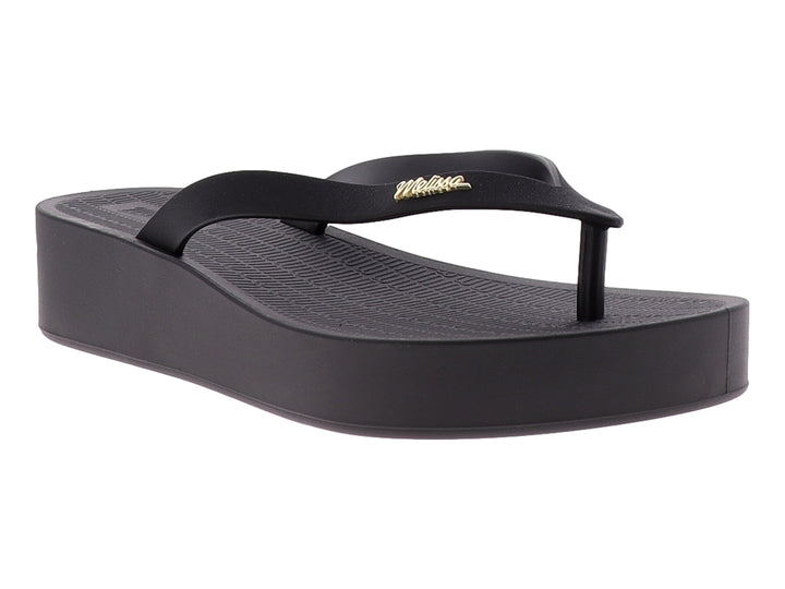 Sandalia de plataforma color negro con diseño de dedo y suela gruesa.