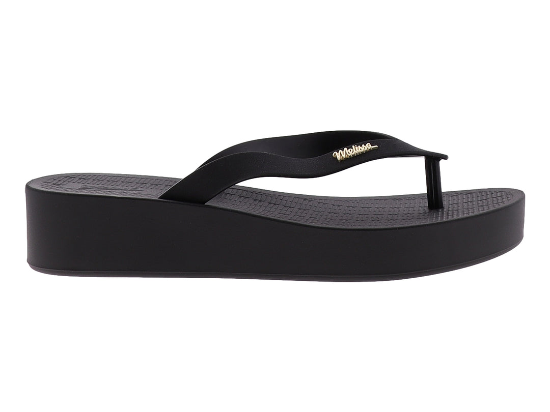 Sandalia de plataforma color negro con diseño de dedo y suela gruesa.
