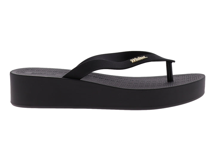 Sandalia de plataforma color negro con diseño de dedo y suela gruesa.