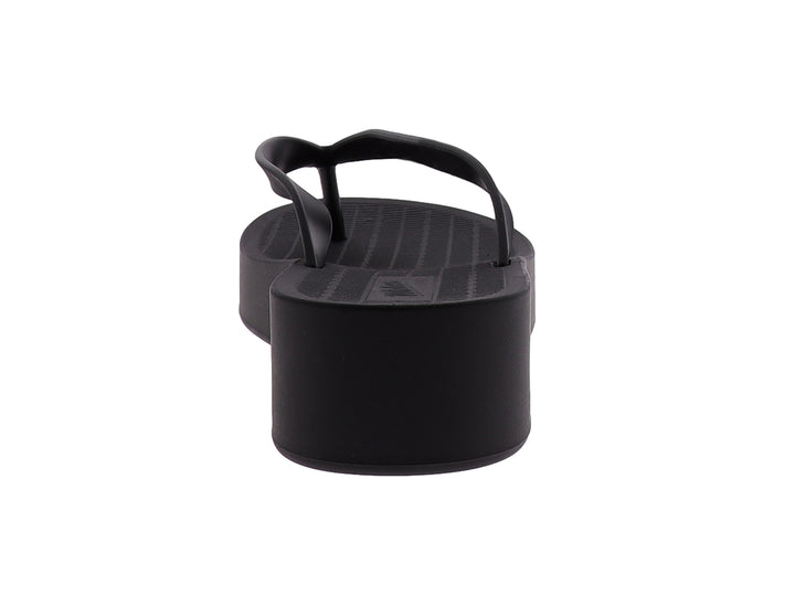 Sandalia de plataforma color negro con diseño de dedo y suela gruesa.