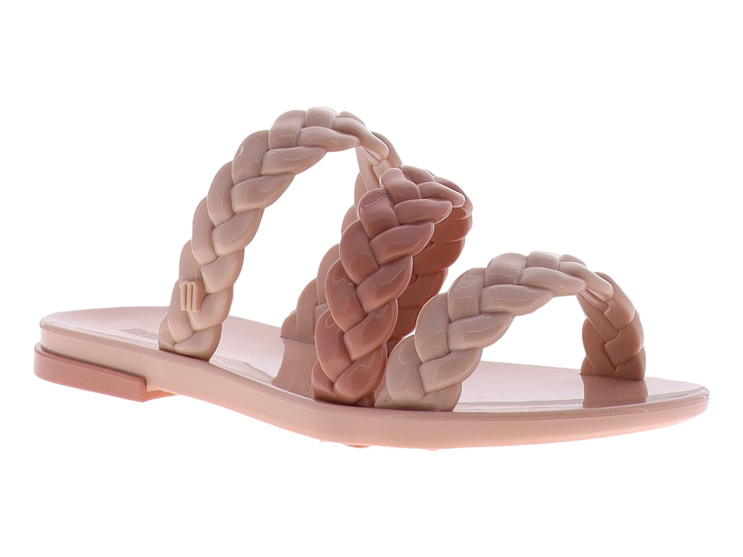 Sandalia Melissa color rosa con diseño de tiras trenzadas y suela plana.