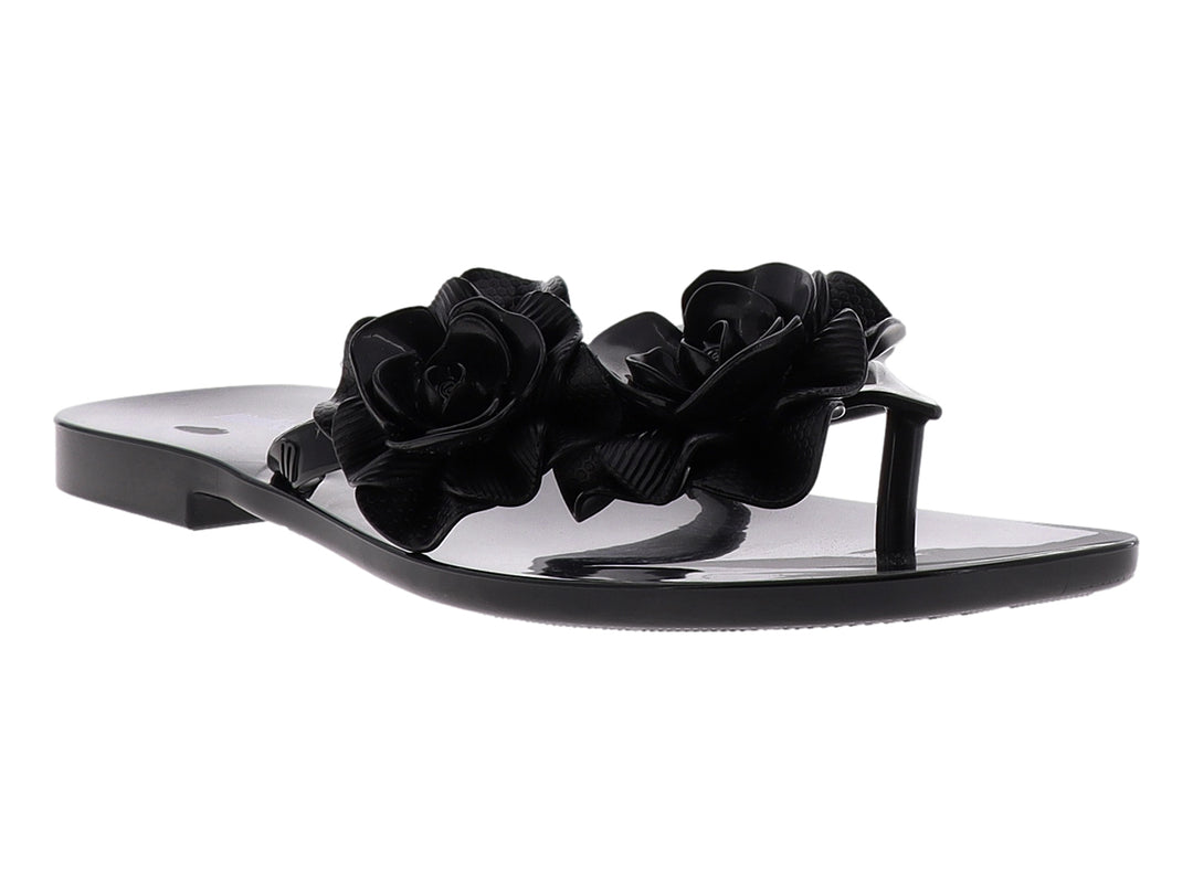 Sandalia de dedo color negro con adornos de rosas grandes y acabado brillante.