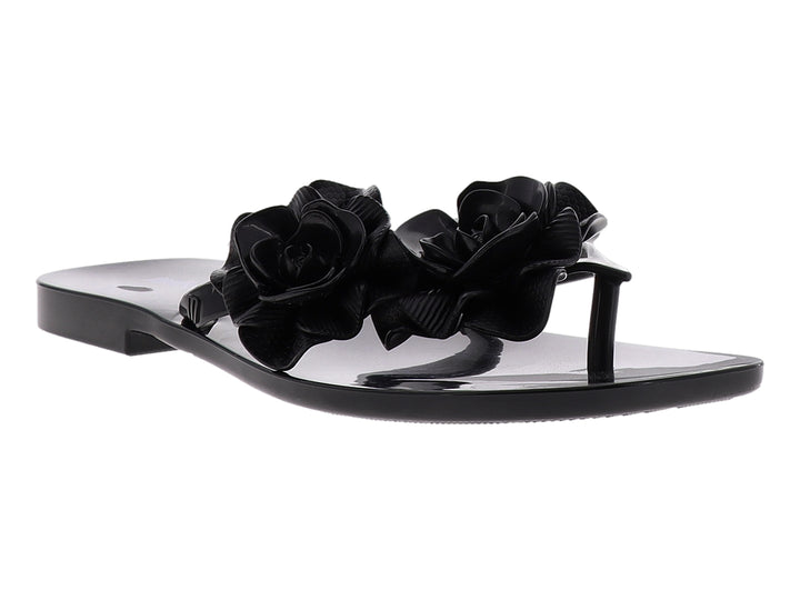 Sandalia de dedo color negro con adornos de rosas grandes y acabado brillante.