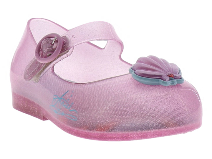 Zapato infantil Mary Jane rosa brillante con detalle de concha en la punta.