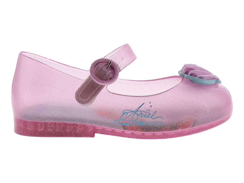 Zapato infantil Mary Jane rosa brillante con detalle de concha en la punta.
