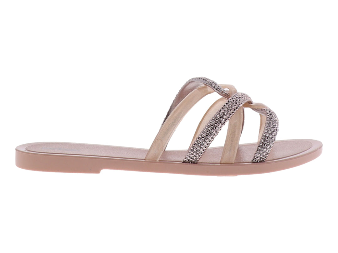 Sandalia Melissa color rosa con tiras entrelazadas decoradas con brillantes y suela plana.