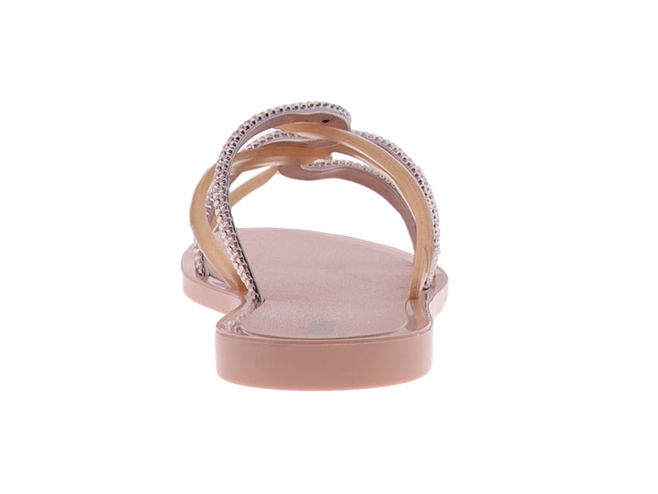 Sandalia Melissa color rosa con tiras entrelazadas decoradas con brillantes y suela plana.