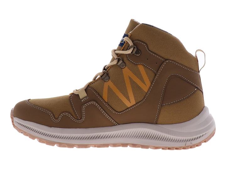 Botín deportivo Discovery color mocha con suela blanca y detalles en tela, ideal para senderismo.