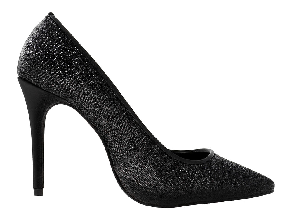 Zapato de tacón alto color negro con acabado brillante tipo glitter y punta puntiaguda.