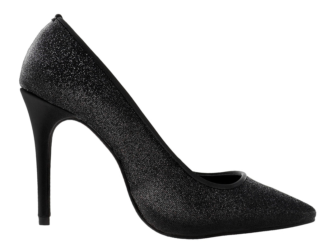 Zapato de tacón alto color negro con acabado brillante tipo glitter y punta puntiaguda.