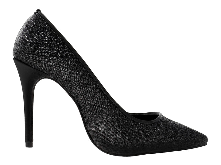 Zapato de tacón alto color negro con acabado brillante tipo glitter y punta puntiaguda.