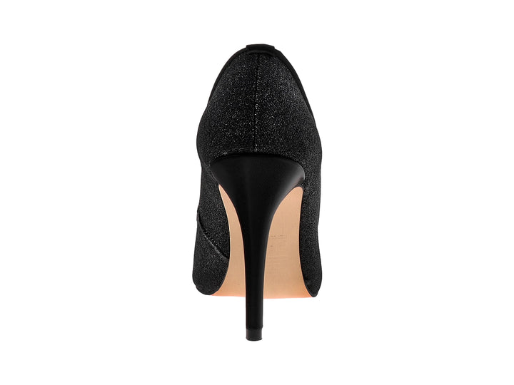 Zapato de tacón alto color negro con acabado brillante tipo glitter y punta puntiaguda.