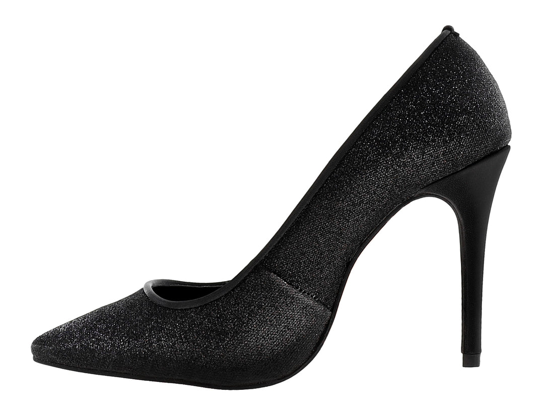 Zapato de tacón alto color negro con acabado brillante tipo glitter y punta puntiaguda.